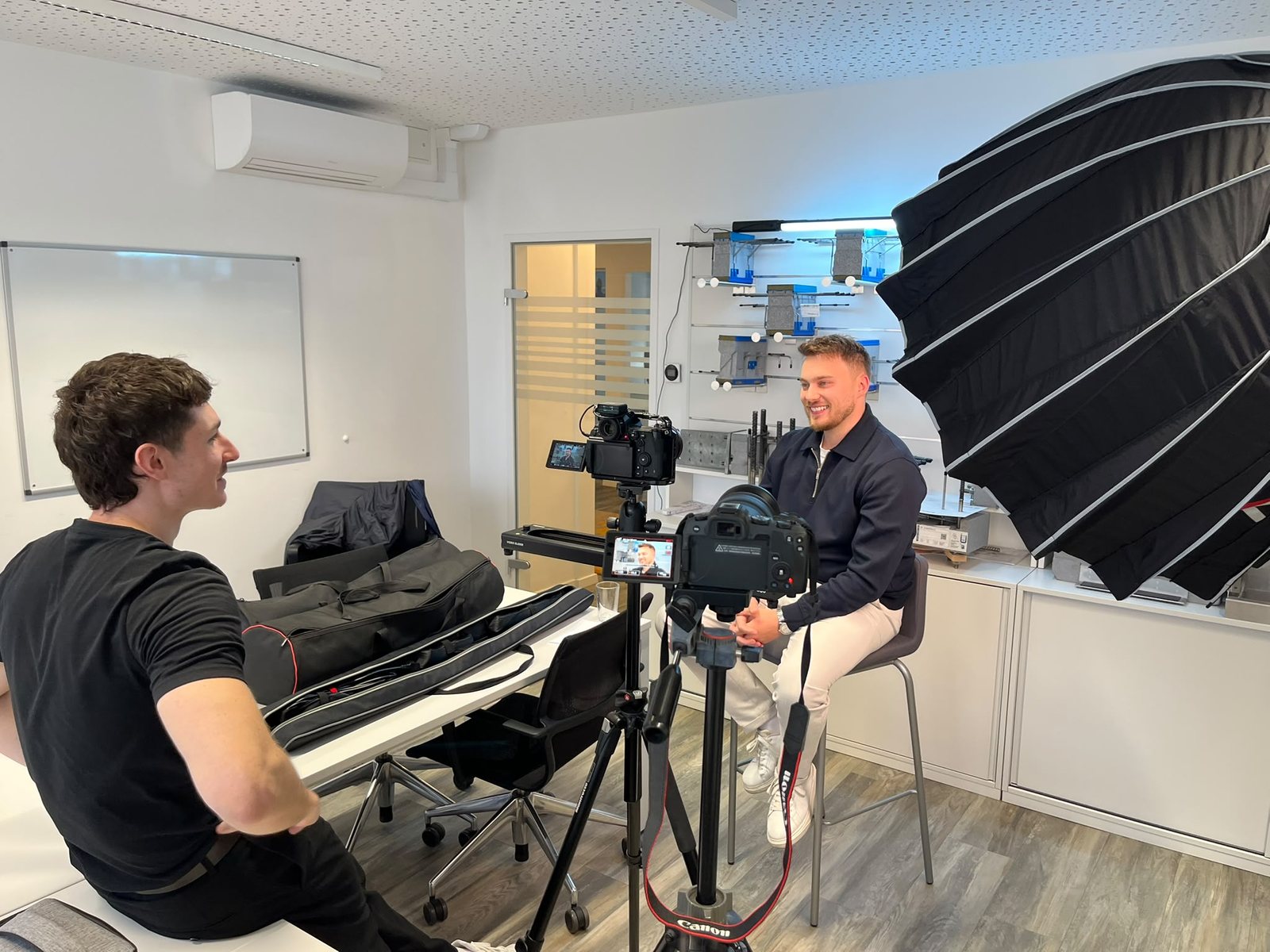 Interview mit zwei Kameras und Softbox beim Kunden im Büro