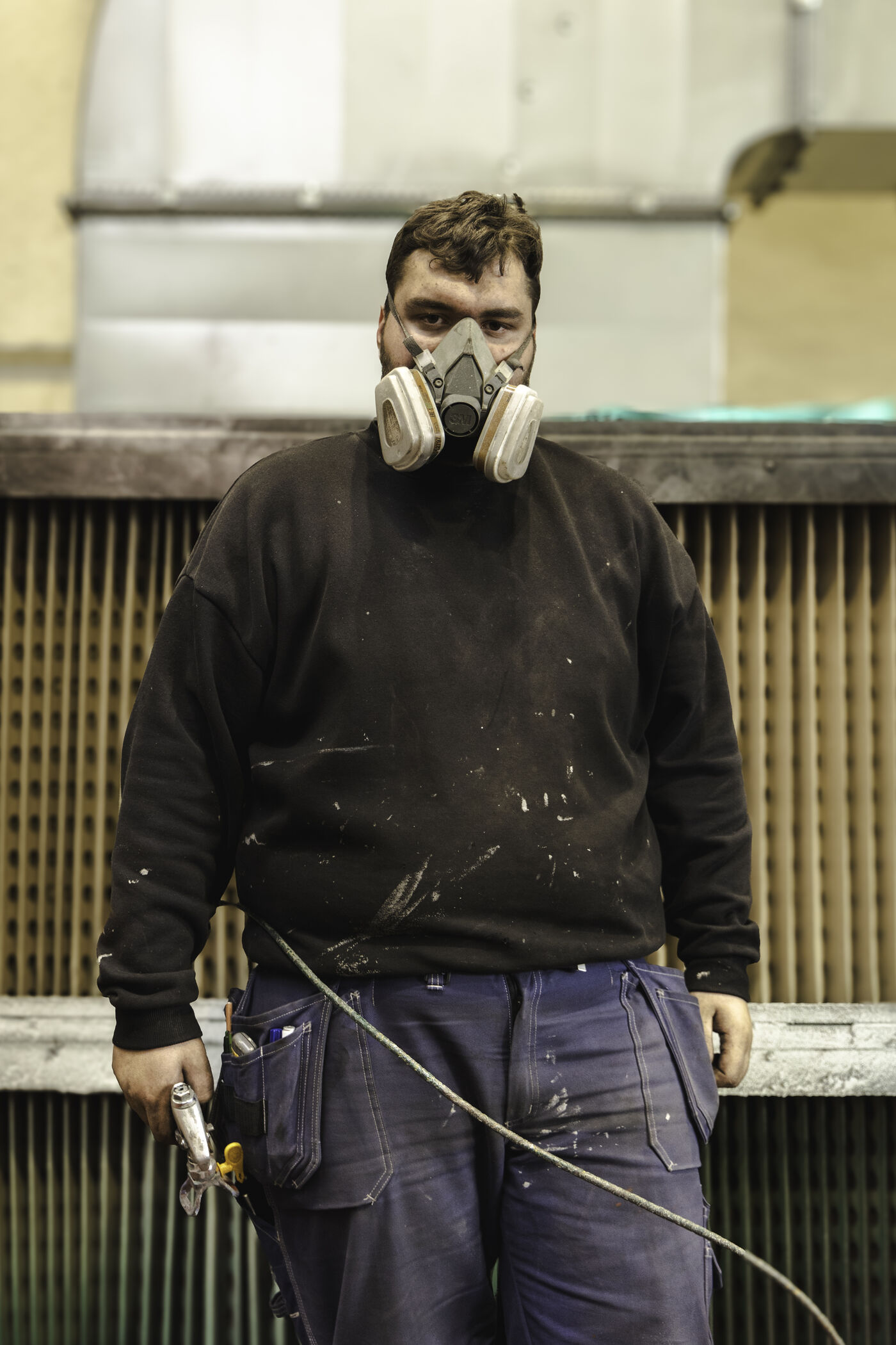 Maler mit Atemschutz in der Werkstatt