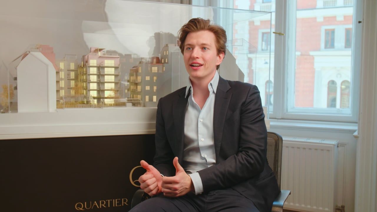 Lukas De Roode im Interview vor einem Architekturmodell