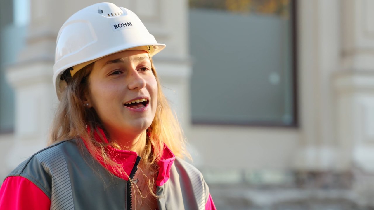 Sabrina Rötzer mit Helm vor dem Kursalon Hübner